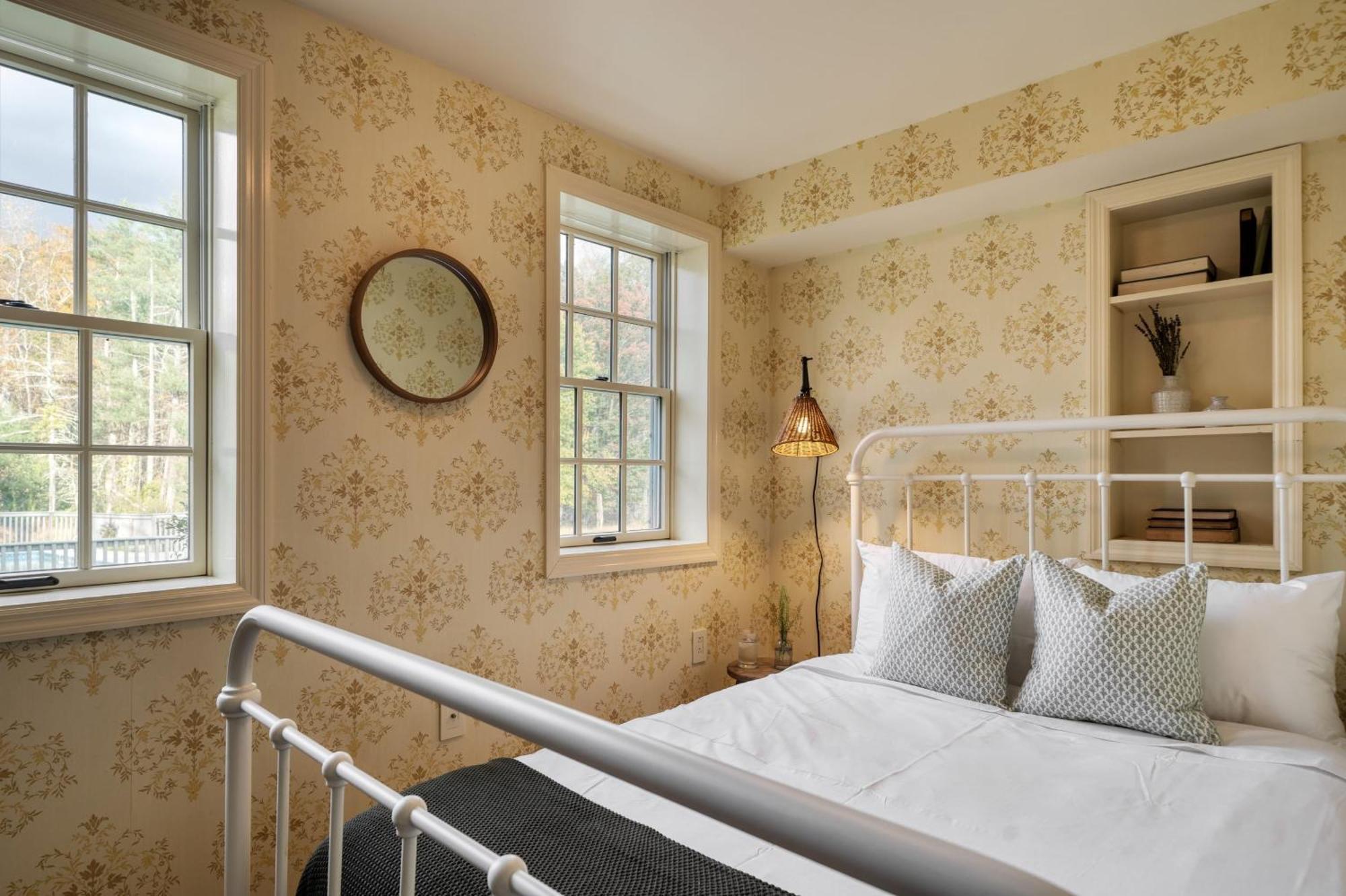 Cortland By Avantstay Charming Heritage Estate W Private Lake Pool Согертис Екстериор снимка